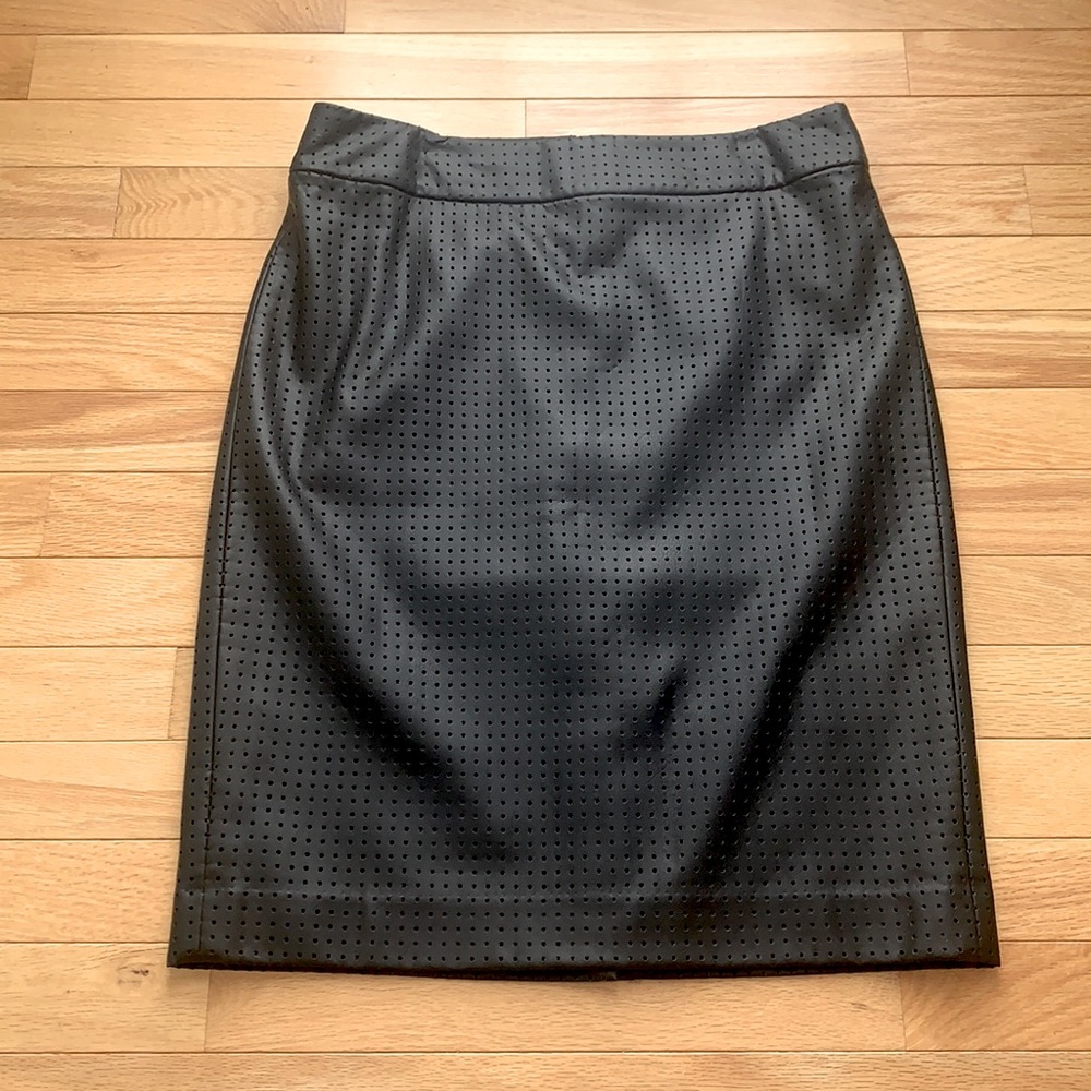 BANANA REPUBLIC NWOT SUPER SEXY FAUX LEATHER BEAUTIFULLY LINED PENCIL SK…